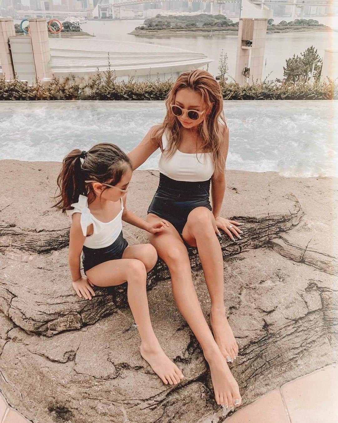 のインスタグラム：「👯‍♀️ . . 投稿したいものがありすぎて 連続毎日投稿1週間がんばってたけど 今日２個目のpost😂 お付き合いください🙇‍♀️ . こん時の水着👙 @welinablue のなんだけど モノトーンでワンショルダーで ワンピ型もーどタイプすぎて♡♡ @peyuri_20 のセレクトさすが✨ . . #親子リンクコーデ」