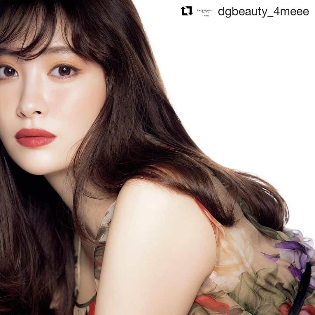 長井かおりさんのインスタグラム写真 - (長井かおりInstagram)「発売中の @maquia.magazine 9月号では﻿ 小嶋陽菜さん×﻿ 　　　ドルチェ＆ガッバーナビューティー﻿ ページを担当いたしました💄﻿ ﻿ このメイクで使用した﻿ Newアイシャドウ﻿ 「フェリンアイズ　インテンスアイシャドウ　﻿ クアッド 4」﻿ が、とても使いやすいのに特別感があって、﻿ 素敵でした🎉🧡　﻿ 彫りのブラウンに加えて、﻿ ゴールドやコーラルニュアンスの﻿ ナチュラルなカラーがセットされています😌﻿ ﻿ ﻿ ゴールドってトレンドを気にせず﻿ いつでも使えますよ〜﻿ 肌から近い色味でもあるので、﻿ 実は馴染みもよくって、しかも新鮮な印象になりますよ🥰﻿ ﻿ ﻿  ﻿ 📷中村和孝氏﻿ 👗JURIKA_K氏﻿ 👩🏻‍🦰小嶋陽菜氏﻿ ﻿  ﻿ #マキア　#maquia  #ヘアメイク　#小嶋陽菜  ちゃん　#ドルチェアンドガッバーナビューティー　#dolceandgabbanabeauty  #ドルガバコスメ　#ドルガバ　#フェリンアイズインテンスアイシャドウクアッド　#アイシャドウ　#アイシャドウパレット　#アイメイク　#メイクアップ　#makeup  #長井かおり　#こじはる　#コスメ　#パッションアイズインテンスボリュームマスカラ　#ブラッシュオブローズルミナスチークカラー　#ザオンリーワンルミナスカラーリップスティック　#リップ　#チーク　#目元　#リップスティック　#連載　﻿ ﻿」7月29日 20時21分 - kaorimake