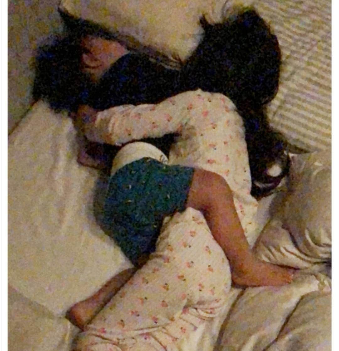 蛯原英里さんのインスタグラム写真 - (蛯原英里Instagram)「・ ・ みなさん✨ 結婚記念日でのあたたかいお祝いコメントありがとうございます♡全てに目を通させていただいております😊これからも家族仲良く過ごしていければと思っております✩.*˚  そんな私の最近の夜の楽しみが ｢子供達の寝ている時の寝相撮影📷｣ 写真1.2枚目になっていたかと思うと… 別の日は3.4.5枚目😊 いつの間にかくっ付いて寝ている姉弟♡夜中にニヤニヤしながら撮影しています（笑）起きている時も寝ている時も仲良し〜今夜もどんな寝相を見せてくれるのか楽しみです✩.*˚  #寝相 #夜の楽しみ #姉弟 #にやにや #くっついてる #ふたり #なかよし #こどものいる生活 #撮影 #family#幸せ時間」7月29日 20時24分 - eriebihara