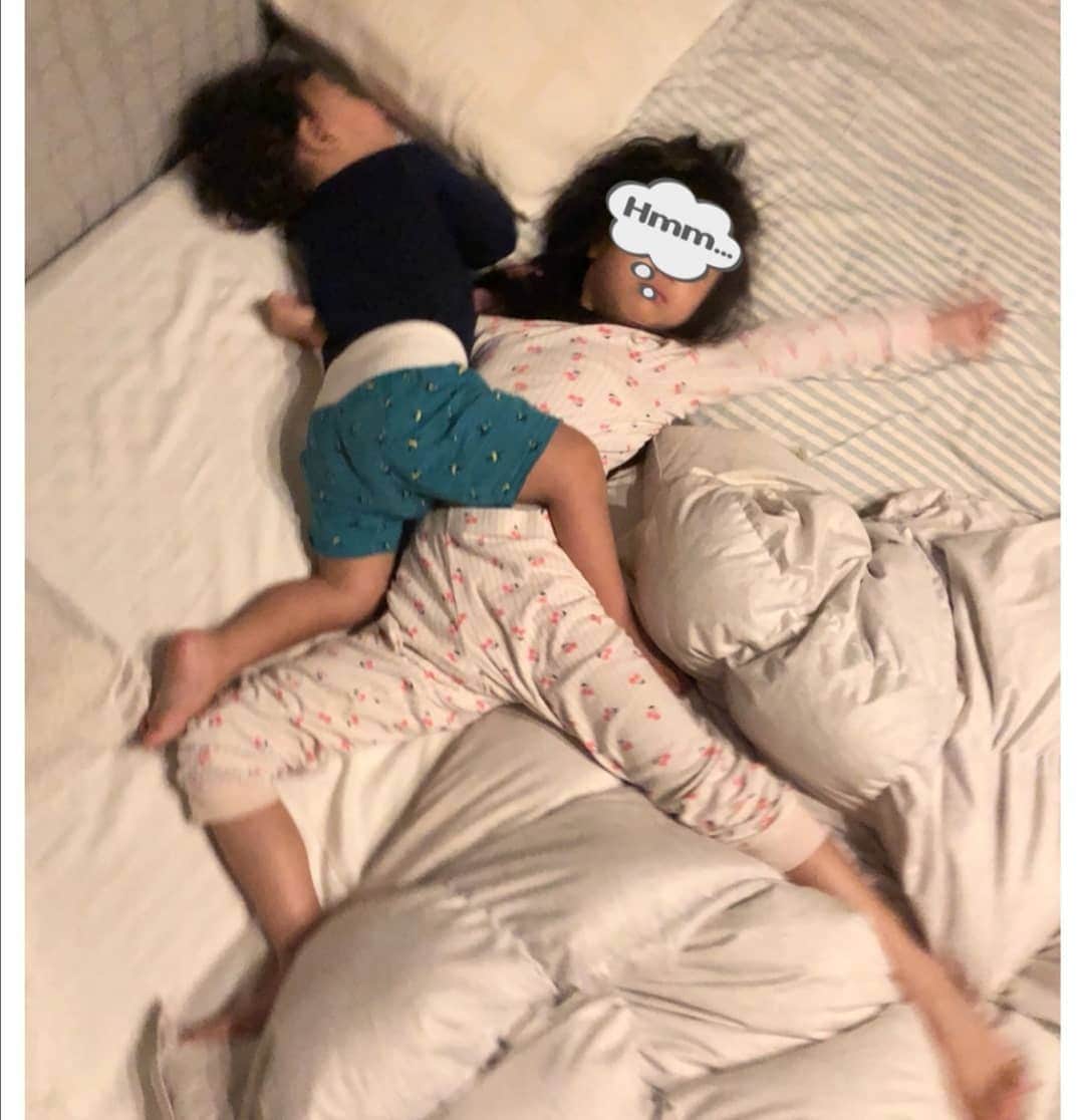 蛯原英里さんのインスタグラム写真 - (蛯原英里Instagram)「・ ・ みなさん✨ 結婚記念日でのあたたかいお祝いコメントありがとうございます♡全てに目を通させていただいております😊これからも家族仲良く過ごしていければと思っております✩.*˚  そんな私の最近の夜の楽しみが ｢子供達の寝ている時の寝相撮影📷｣ 写真1.2枚目になっていたかと思うと… 別の日は3.4.5枚目😊 いつの間にかくっ付いて寝ている姉弟♡夜中にニヤニヤしながら撮影しています（笑）起きている時も寝ている時も仲良し〜今夜もどんな寝相を見せてくれるのか楽しみです✩.*˚  #寝相 #夜の楽しみ #姉弟 #にやにや #くっついてる #ふたり #なかよし #こどものいる生活 #撮影 #family#幸せ時間」7月29日 20時24分 - eriebihara