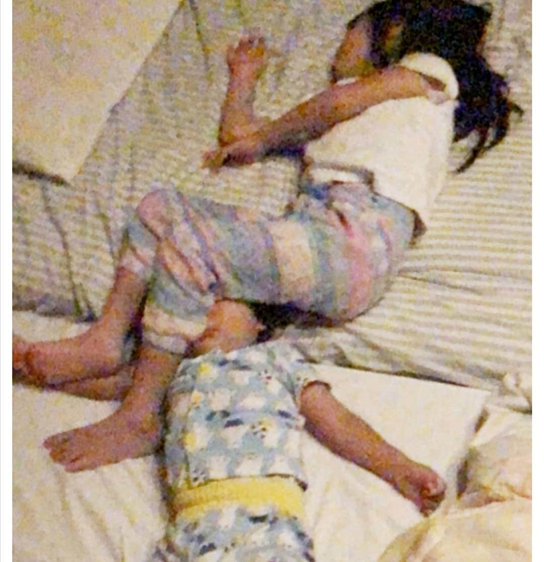 蛯原英里さんのインスタグラム写真 - (蛯原英里Instagram)「・ ・ みなさん✨ 結婚記念日でのあたたかいお祝いコメントありがとうございます♡全てに目を通させていただいております😊これからも家族仲良く過ごしていければと思っております✩.*˚  そんな私の最近の夜の楽しみが ｢子供達の寝ている時の寝相撮影📷｣ 写真1.2枚目になっていたかと思うと… 別の日は3.4.5枚目😊 いつの間にかくっ付いて寝ている姉弟♡夜中にニヤニヤしながら撮影しています（笑）起きている時も寝ている時も仲良し〜今夜もどんな寝相を見せてくれるのか楽しみです✩.*˚  #寝相 #夜の楽しみ #姉弟 #にやにや #くっついてる #ふたり #なかよし #こどものいる生活 #撮影 #family#幸せ時間」7月29日 20時24分 - eriebihara