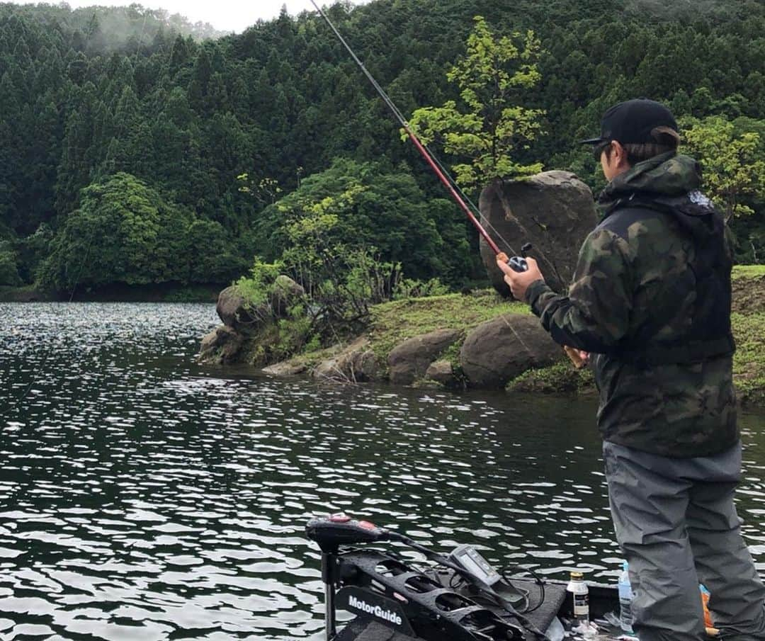 清水盛三さんのインスタグラム写真 - (清水盛三Instagram)「本日7/29の22:00から釣りビジョン・バーニング帝国の初回オンエアがあります‼️ 周りのスタッフに惑わされ無いように楽しく真剣にデカいバスを狙ってるので是非観てくださいね📺 ・ ・ ・ #釣りビジョン #fishingvision  #バーニング帝国 #burningempires  #エバーグリーン #evergreen  #ベイトブレス #baitbreath  #初めて本気で使ったリグ #サポート隊一号」7月29日 20時24分 - morizo_shimizu