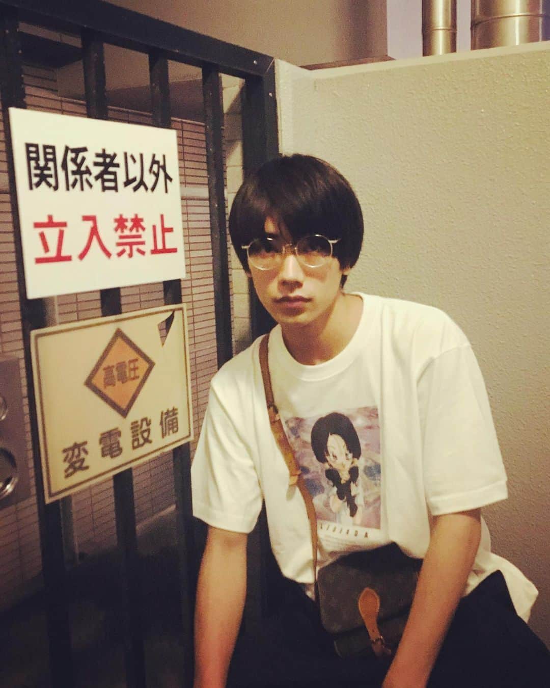 のインスタグラム：「ビーデルT . . 夜にフラッシュ焚かずに撮ると、ちょっとフィルムっぽくなるかも？🤔  #LEGENDA #louisvuitton  #関係者以外立入禁止」