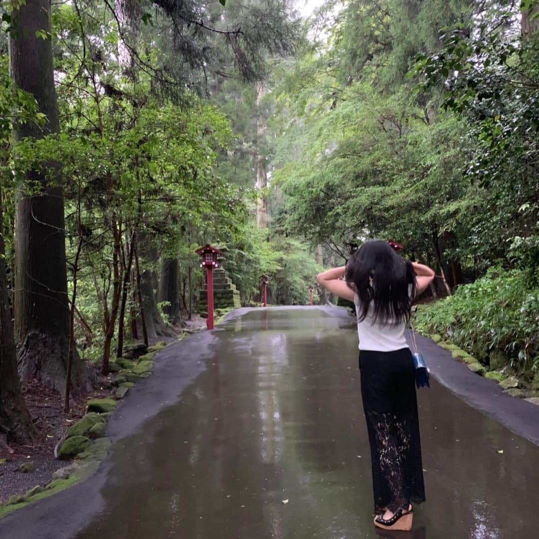 宇田恵菜さんのインスタグラム写真 - (宇田恵菜Instagram)「Weekend 🌟 週末のお休み！ 人生で初箱根へーーーーーーー 記録的豪雨的な感じで雨の雨だったけど、遊び尽くして楽しかった💋 笑って食べて歩いて濡れて笑って 永遠に繰り返してハッピー充実でした😘 とりあえずTimnyにまた行きたい🤫 ------------------------------- #なんのポーズ　  #casting  #actress #shortfilm #キャスティング #役者  #filmingcrew #filming #撮影中 #撮影クルー #leadactress #女優 #actresslife #スチール撮影 #黒髪 #blackhair  #quarantine #自粛　#おうち時間　#愛媛出身　#箱根　#箱根ドライブ」7月29日 20時28分 - ena2727