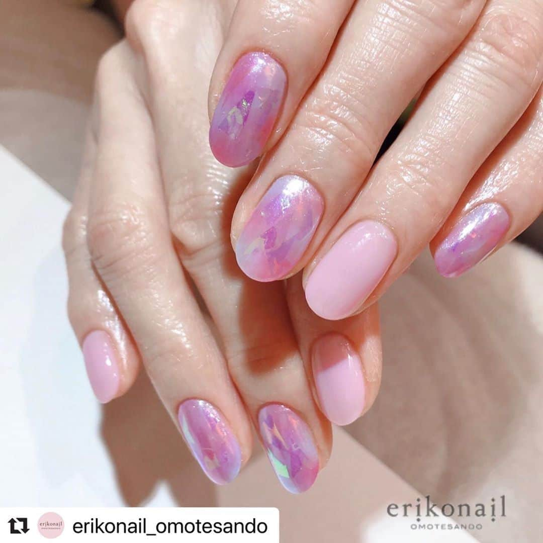 黒崎えり子さんのインスタグラム写真 - (黒崎えり子Instagram)「#Repost @erikonail_omotesando with @make_repost ・・・ 芸能リポーターの駒井千佳子様♡ ✴︎ オーロラフィルムを入れた夏ネイルにされました✨ ✴︎ いつもご来店ありがとうございます😊 またお待ちしております🌟 ✴︎ OMOTESANDO  羽賀  erikonail  OMOTESANDO ・ *･゜ﾟ･*:.｡..｡.:*･*:.｡. .｡.:*･゜ﾟ･* 平日11:00〜21:00 土日祝10:00〜19:00 ご新規様20%オフ✨ 表参道駅から徒歩1分 全席7席ソファ席なのでゆったりとお過ごしいただけます♡ 個室もございます 皆様のご来店お待ちしております♡ *･゜ﾟ･*:.｡..｡.:*･*:.｡. .｡.:*･゜ﾟ･* ・ ・ #駒井千佳子　様 #erikonail羽賀万祐子  #erikonail#エリコネイル #夏ネイル#ピンクネイル #キラキラネイル#ホイルネイル #ネイルフィルム#フィルムネイル #オーロラネイル#オーロラフィルム #オーロラフィルムネイル #エリコネイル表参道 #ネイル#ネイルアート  #nail#nails#nailart#pinknails  #morecouture#モアクチュール #네일#젤네일#美甲 #可愛い#💗 #黒崎えり子#黒崎えり子ネイルビューティカレッジ」7月29日 20時31分 - erikonail