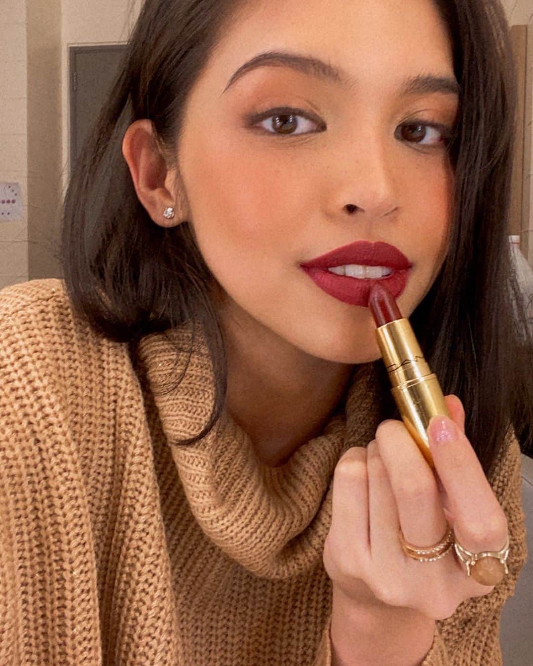 メイン・メンドーサのインスタグラム：「Happy #NationalLipstickDay! @maccosmeticsph 💋」