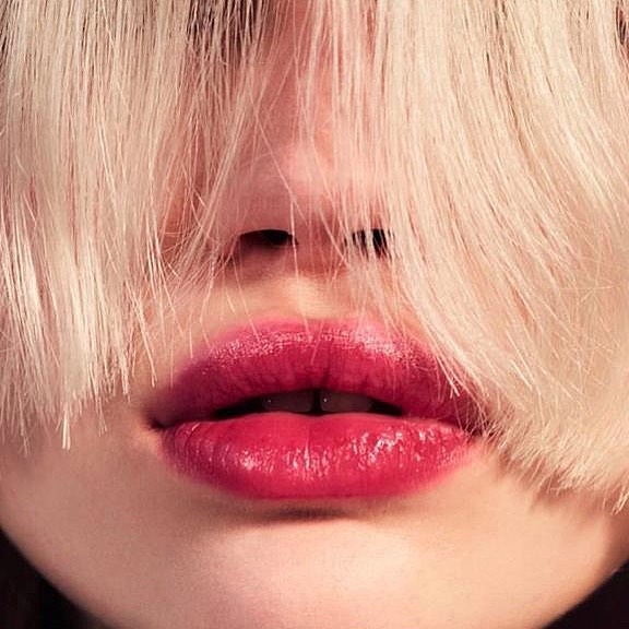 ValGarlandさんのインスタグラム写真 - (ValGarlandInstagram)「Mwah 💋💋💋💋 Happy #NationalLipstickDay I am wearing @lorealparis Brilliant Signature Lip Ink 308 Be Demanding today, what will you be wearing?  Photographer @sharifhamza Model @stellaluciadeopito Hair @sammcknight1 Make up @valgarland Stylist @levymelissa @wmag . . . #nationallipstickday #lipstick #lipstickaddict #lipsticklover #lipstickjunkie #kiss #mwah #smooch #poutylips」7月29日 20時35分 - thevalgarland