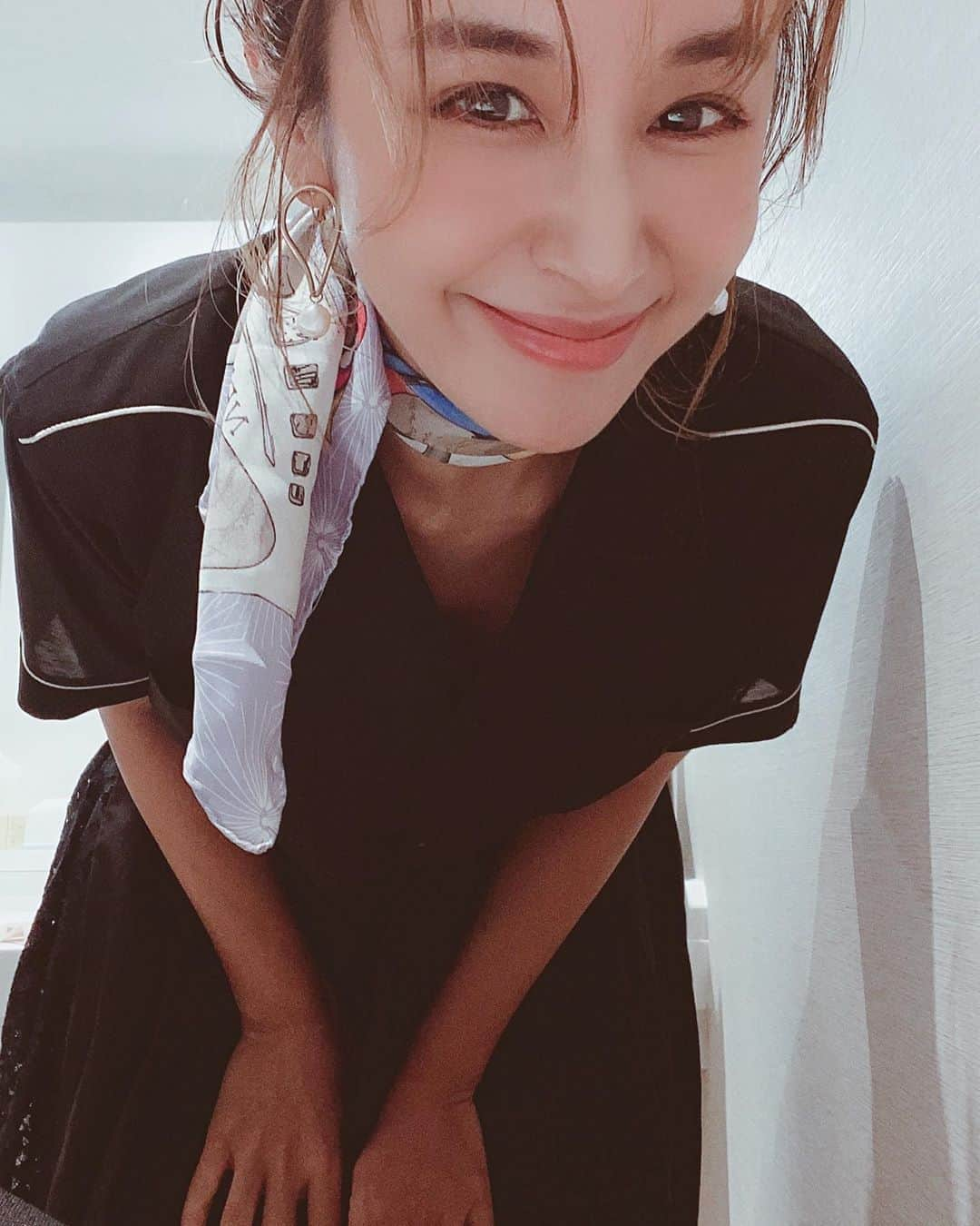 鈴木紗理奈さんのインスタグラム写真 - (鈴木紗理奈Instagram)「スカーフが大好き❤︎  ファッションもメイクもぜーんぶ自分のため。 仕事も子育ても趣味もぜーんぶ自分のため。 自分のために懸命に生きて それが誰かのためになったら素敵やなと思う‼︎  #紗理奈流styling」7月29日 20時40分 - munehirovoice