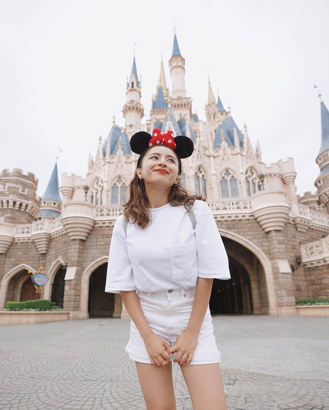 Julia Castroさんのインスタグラム写真 - (Julia CastroInstagram)「夢のような時間を与えてくれる場所Disney Land🎈🎈🎈🎈❤️❤️❤️ 写真沢山ごめんなさい… 載せたい写真が沢山あって載せちゃった！ 同じ場所で同じように写真撮れたら教えてねー♡ .  #JULIDY #disneyland #disneysea #tokyodisneyland #tokyodisneysea #couple #relationship #disneyfashion #white #whitefashion #similar #ディズニーランド #ディズニーシー #東京ディズニーランド #東京ディズニーシー #ディズニー #カチューシャ #ディズニーファッション #ディズニーコーデ #カップル #ミッキーミニー #夏服」7月29日 20時41分 - julia.c.0209