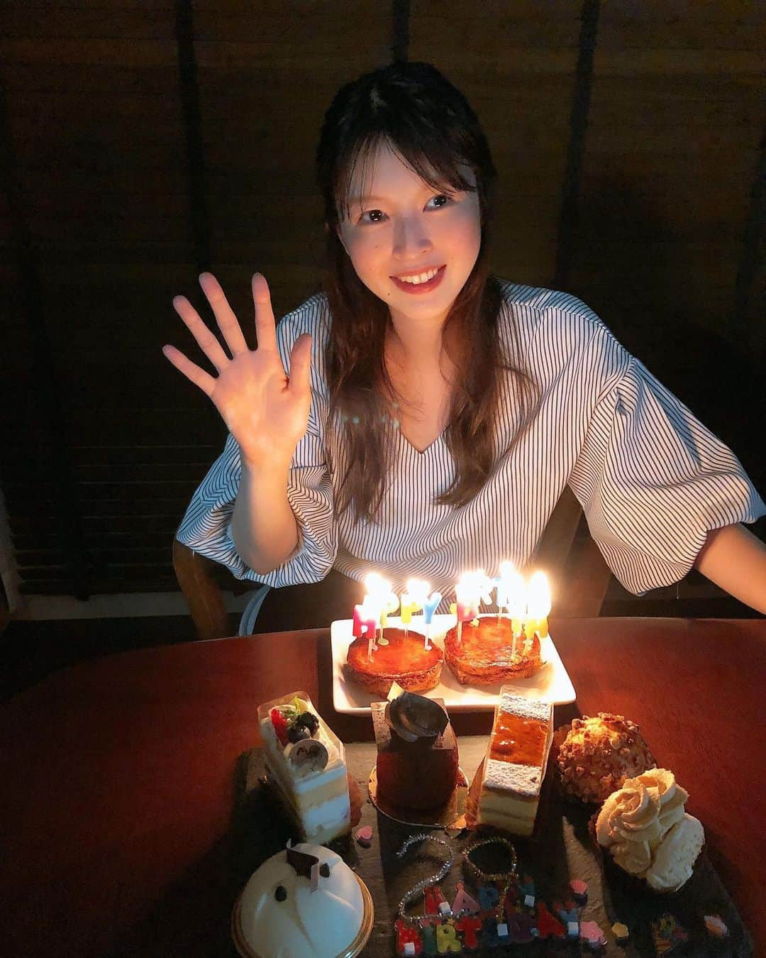 成田健人のインスタグラム：「早紀誕生日おめでとう🎁 アラサーなので無理せず頑張って下さい。 #誕生日 #29歳 #わざわざソーダってアプリ取らされる #写真載せるときはソーダって消えるように絶妙に調整してって注文される #その上撮った写真怒られる #その中でもこれがいいといわれ載せさせられる #目線外すくらいがイイねと #知らん #徳ちゃんにコスメキッチンお願いして届けて家まで届けさせる #徳ちゃんいつもありがとう #感謝感激雨嵐 #ご清聴ありがとうございました #タグ付け出来ない #ブロックされてる #いつもありがとう」