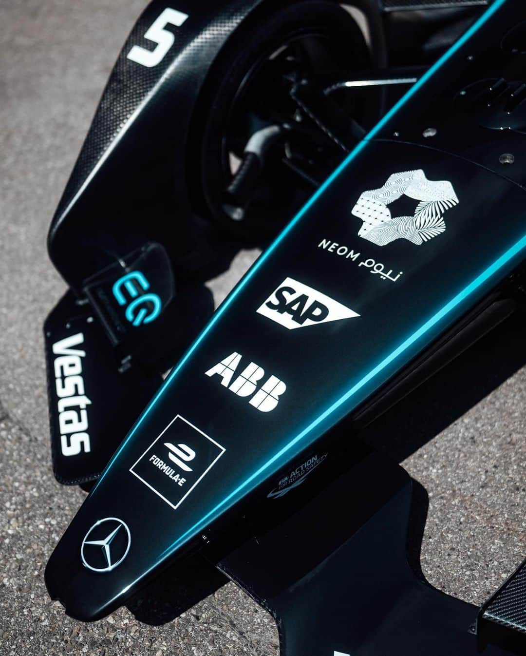 MERCEDES AMG PETRONASさんのインスタグラム写真 - (MERCEDES AMG PETRONASInstagram)「Making a stand against racism and all forms of discrimination. ✊  @mercedesbenzeqfe will join us in racing in black for the final six races of the @fiaformulae season.」7月29日 20時43分 - mercedesamgf1