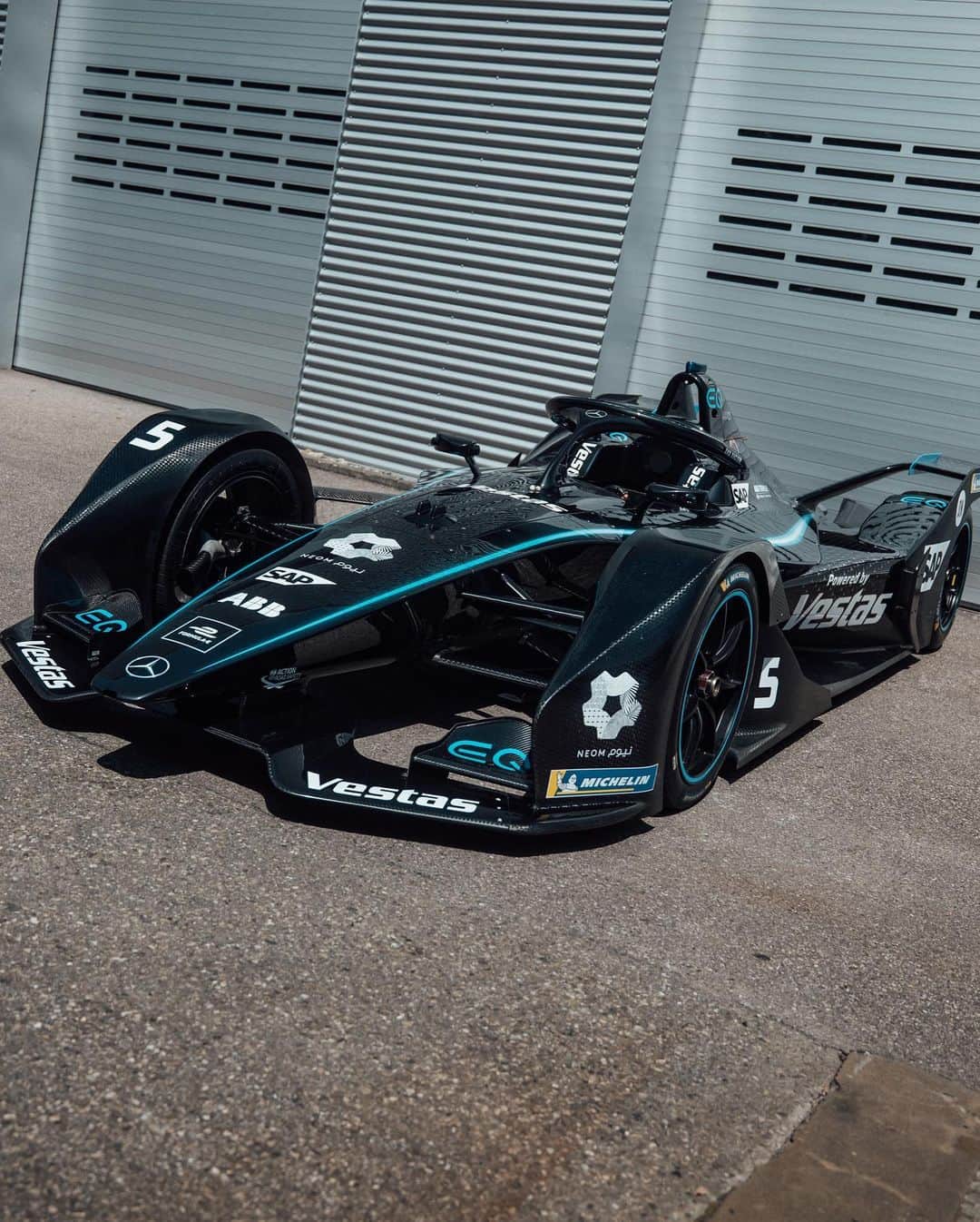 MERCEDES AMG PETRONASさんのインスタグラム写真 - (MERCEDES AMG PETRONASInstagram)「Making a stand against racism and all forms of discrimination. ✊  @mercedesbenzeqfe will join us in racing in black for the final six races of the @fiaformulae season.」7月29日 20時43分 - mercedesamgf1