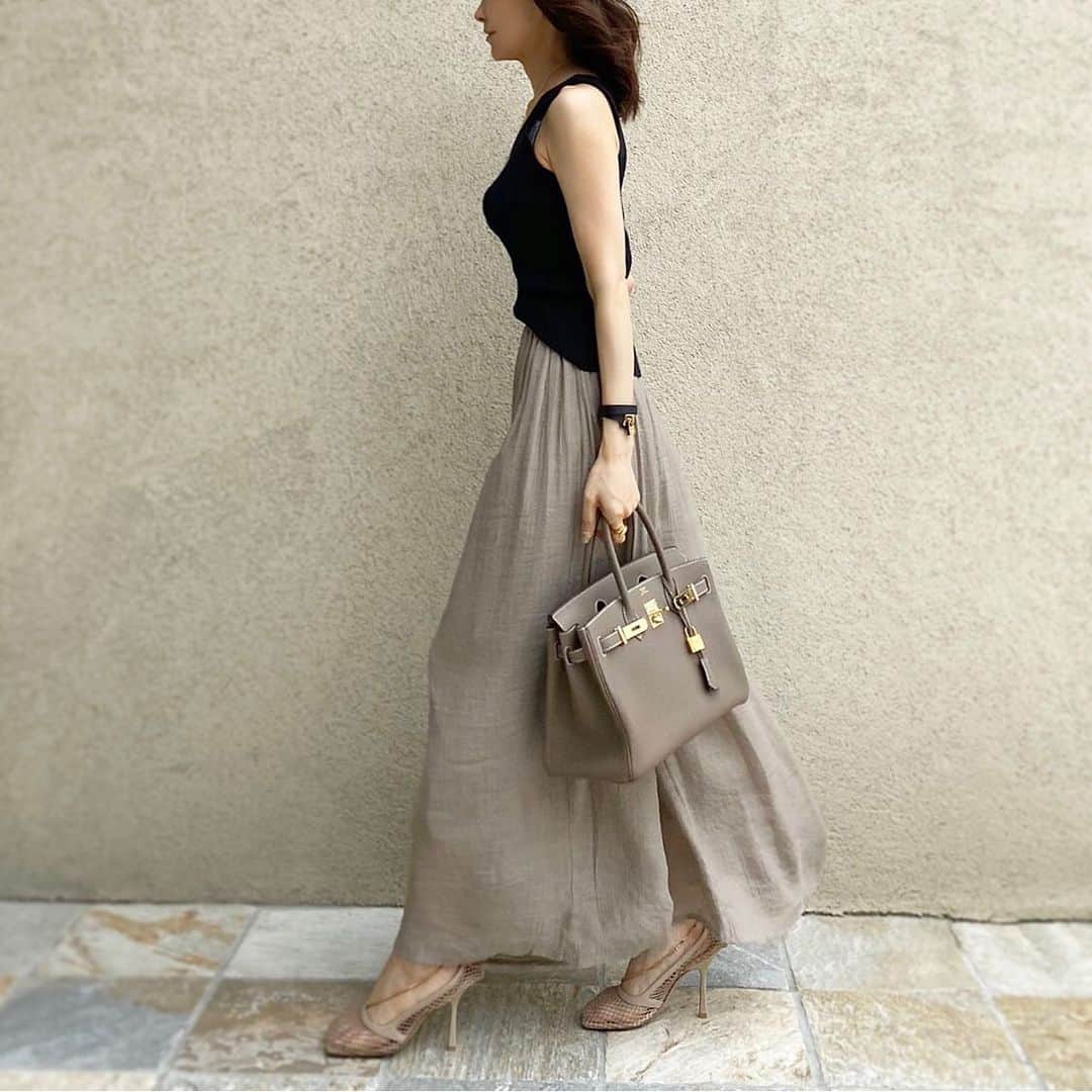 akko3839さんのインスタグラム写真 - (akko3839Instagram)「﻿ black×mocha beige﻿ ﻿ ﻿ ﻿ カタチがキレイと褒められニットタンク❤︎﻿ サラサラで涼しいスカンツは﻿ おうちコーデにぴったり✌︎﻿ ﻿ ﻿ 上下とも @reedit_official ﻿ ﻿ ﻿ ﻿ tank top #reedit﻿ pants #reedit﻿ necklace #dota bag #hermes﻿ shoes #bottegaveneta ﻿ ﻿ ﻿ ﻿ ﻿ ﻿ ﻿ ﻿ #リエディ#リエディスタ﻿ #サスティナブル#エシカルファッション﻿ #instagood#outfit#code#instalike#fashionista#instafashion#ootd#simple#chic#style#stylish#styleblogger#Instafashion#fashiongram#mystyle#fashionista#reedit﻿ ﻿ ﻿」7月29日 20時43分 - akko3839