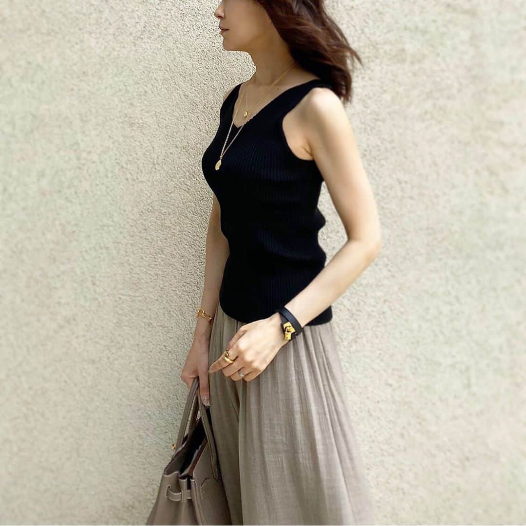akko3839さんのインスタグラム写真 - (akko3839Instagram)「﻿ black×mocha beige﻿ ﻿ ﻿ ﻿ カタチがキレイと褒められニットタンク❤︎﻿ サラサラで涼しいスカンツは﻿ おうちコーデにぴったり✌︎﻿ ﻿ ﻿ 上下とも @reedit_official ﻿ ﻿ ﻿ ﻿ tank top #reedit﻿ pants #reedit﻿ necklace #dota bag #hermes﻿ shoes #bottegaveneta ﻿ ﻿ ﻿ ﻿ ﻿ ﻿ ﻿ ﻿ #リエディ#リエディスタ﻿ #サスティナブル#エシカルファッション﻿ #instagood#outfit#code#instalike#fashionista#instafashion#ootd#simple#chic#style#stylish#styleblogger#Instafashion#fashiongram#mystyle#fashionista#reedit﻿ ﻿ ﻿」7月29日 20時43分 - akko3839