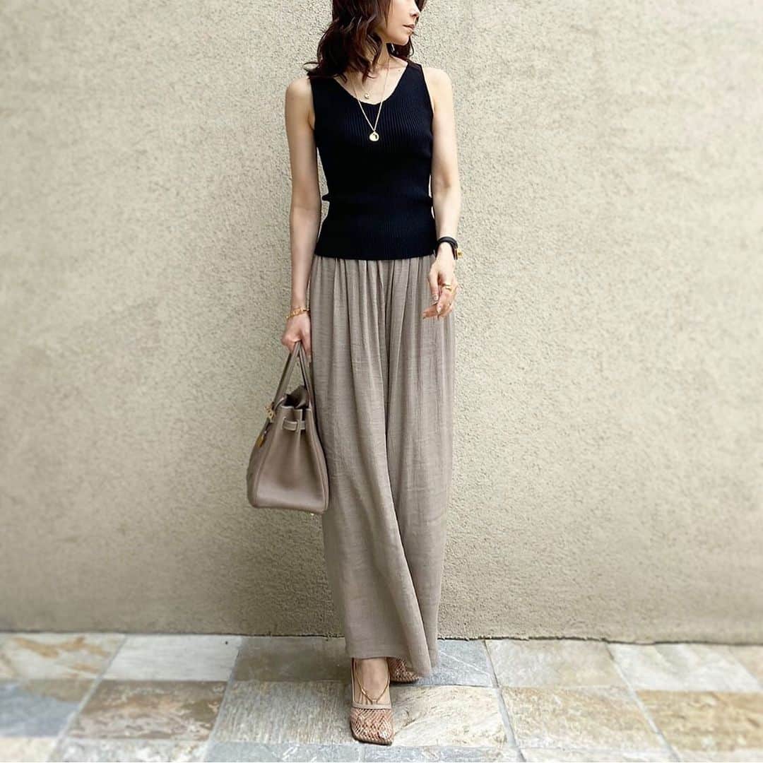 akko3839さんのインスタグラム写真 - (akko3839Instagram)「﻿ black×mocha beige﻿ ﻿ ﻿ ﻿ カタチがキレイと褒められニットタンク❤︎﻿ サラサラで涼しいスカンツは﻿ おうちコーデにぴったり✌︎﻿ ﻿ ﻿ 上下とも @reedit_official ﻿ ﻿ ﻿ ﻿ tank top #reedit﻿ pants #reedit﻿ necklace #dota bag #hermes﻿ shoes #bottegaveneta ﻿ ﻿ ﻿ ﻿ ﻿ ﻿ ﻿ ﻿ #リエディ#リエディスタ﻿ #サスティナブル#エシカルファッション﻿ #instagood#outfit#code#instalike#fashionista#instafashion#ootd#simple#chic#style#stylish#styleblogger#Instafashion#fashiongram#mystyle#fashionista#reedit﻿ ﻿ ﻿」7月29日 20時43分 - akko3839