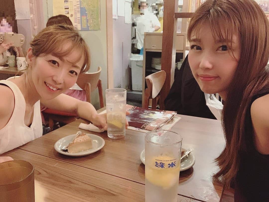 中村愛さんのインスタグラム写真 - (中村愛Instagram)「🍺♡ ・ ・ ・ ちょっと前の写真📸 親友と久々に2人きりで会えたときの。 大人な私たちはゼッタイ誰にも言えないゲスい話ばかりしていました😂 しかも大好きな #タイ料理 屋さんでw #モンシャムハイボール というタイの焼酎🇹🇭 飲みながら #カノムモーゲン というプリンケーキ🍮食べながら また当分外行けないなぁ。 #コロナウイルスが早く終息しますように  #อาหารไทย」7月29日 20時44分 - nakamuramura_ai