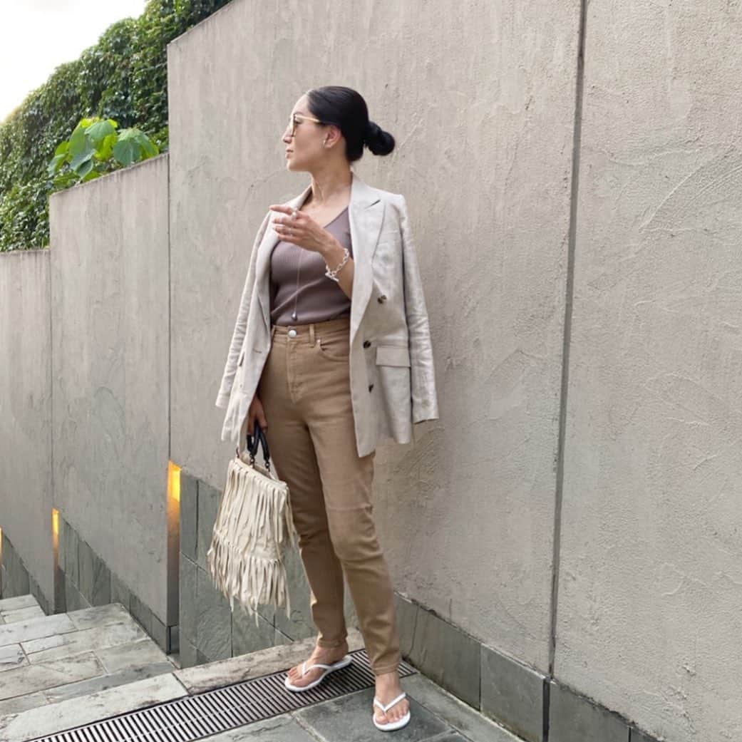 亀恭子のインスタグラム：「@yanuk_official  nuancecolour denim  sepiaのRUTHにしました。 いい〜色❤︎  秋にニット合わせで着るのも今から楽しみです。  someday's… #fashion #ootd #kkstyle #tokyo #kamescloset #pants #YANUK #love #yanuksnap #ヤヌーク #denim #デニム #スキニー #knit #chaos #bag #bottegaveneta #shoes #tkees」