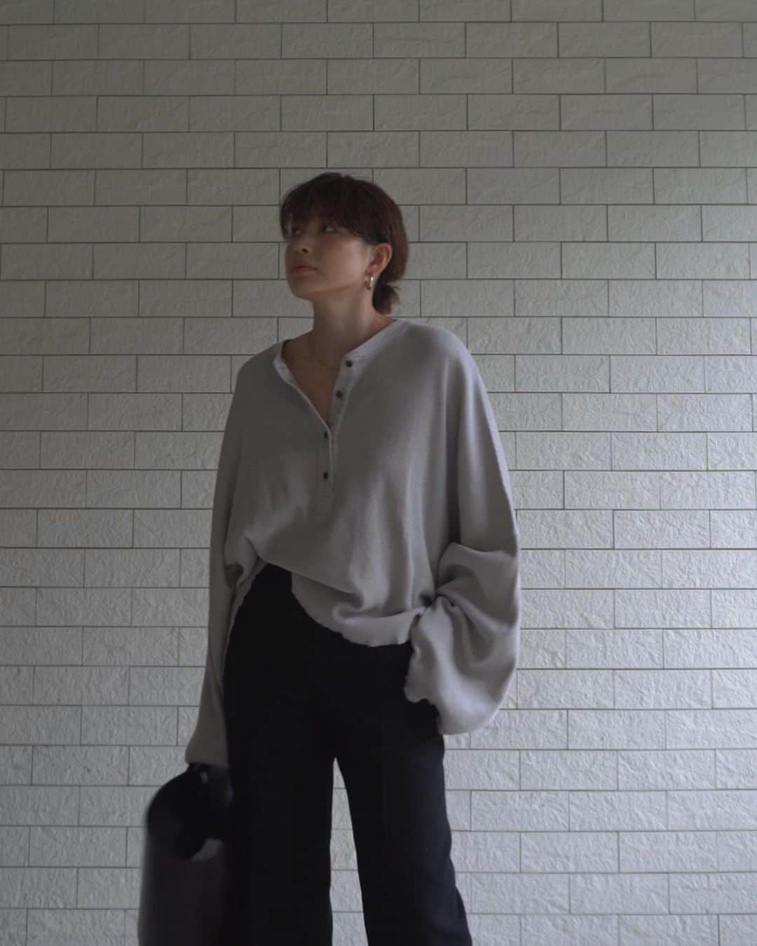 JUNNAのインスタグラム：「サーマル好きです🦥  ヘンリーネッック サーマル ルーズシルエット 好きな要素全部盛り 7月30日発売  今夜は21:30〜 @etretokyo_store アカウントにてインスタライブです  #etretokyo #2020ETRE_AW#サーマル#大人カジュアル  #ヘンリーネックサーマルルーズプルオーバー」