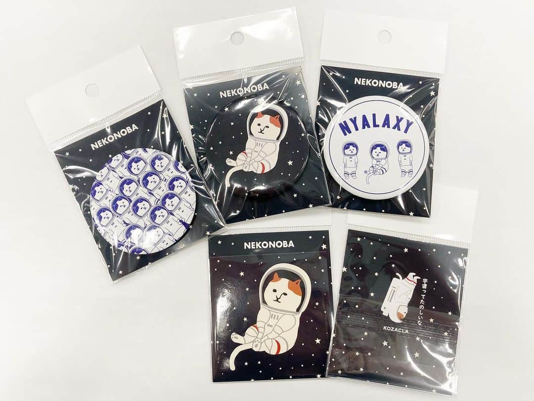 のインスタグラム：「宇宙好き＆ねこ好きのための、 『おしゃれにワンポイント缶バッチ＆ステッカー』😂⭐️🌎 めちゃかわゆいでしょ❓💕 ねことN◯SAで、【NYASA(ニャサ)】っていうんだ❣️みんなよろしくね🙌🏻🌎✨⭐️ ※右下は、台紙の裏面デザインです❣️ #neko_magazine #NEKONOBA #ねこマガジン #ネコノバ #ねこ #猫 #cat #catstagram #cat #雑誌ねこ #ねこ雑貨 #ねこグッズ #宇宙 #宇宙グッズ #宇宙好き #nyasa #kozacla #ニャサ #缶バッチ #ステッカー」
