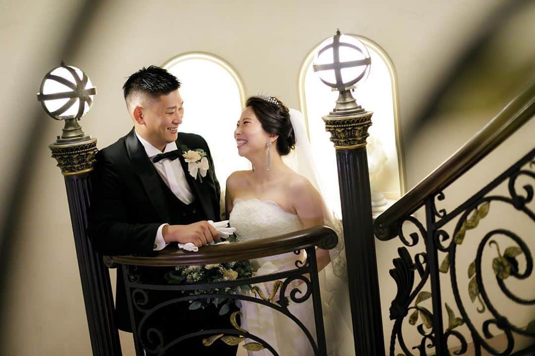 のインスタグラム：「先日ご結婚式を挙げられた お二人の前撮り撮影のご様子です。 前撮り撮影ならではの 和やかな雰囲気の中での笑顔は また一段と素敵ですね😊 #ホテルモントレ大阪#モントレウェディング#モントレ花嫁#モントレ大阪#ウェディングホテル#ヨーロッパの街並み#ステンドグラス#アンティーク#前撮り撮影#前撮り写真#前撮りレポ#2020秋婚#2020wedding」