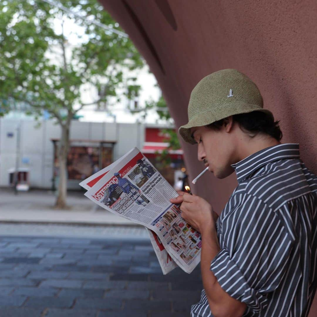 ミュールバウアーさんのインスタグラム写真 - (ミュールバウアーInstagram)「Mühlbauer  SPRING SUMMER 2020 ▪️lazy sunny days in Vienna... reading the tabloids horoscopes, strolling around in your #nachbarschaft and still be protected from hard sunbeams. As easygoing as Vienna might be so is our JUNKER PIT made out of woven paper... take care and take it easy #muehlbauer #hats #summertimes #lazyday #tabloidsandchocolate @ninakvk」7月29日 20時49分 - muehlbauer_hats