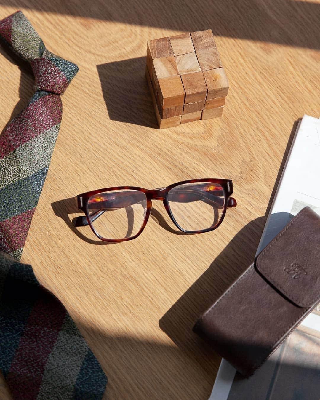 ハケットのインスタグラム：「Add a touch of class to every outfit with our modern square glasses, which are classic and contemporary in equal measure. #STAYHackett」