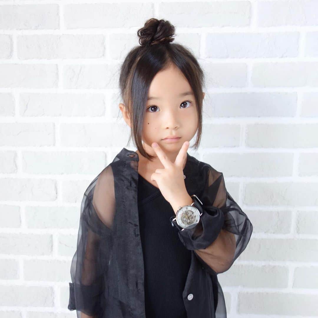 Saraさんのインスタグラム写真 - (SaraInstagram)「. coordinate♡ . サラお気に入りのすけすけ🖤 . BLACKのシアーシャツに BLACKのタンクトップで お姉さんコーデ👠 . 大人っぽい格好をすると、 やっぱり表情も大人びる(笑) . コーデに合わせた時計は @loborjapan ⌚️ (クーポンコード☞『 saras210 』  を入力すると、10%オフになります) . きょうのブログは、 食のことパート②✌️ 正しい箸使いの教え方。 . #ootd #kids #kids_japan #kids_japan_ootd #kjp_ootd #kidsfahion #kidscode #kidsootd #kidswear #jeanasiskids #キッズコーデ #キッズファッション #インスタキッズ #親子コーデ #親子ペアルック #モノトーンコーデ #シースルーシャツ #ロバー #腕時計 #時計 #手元倶楽部 #lobor」7月29日 20時52分 - sarasara718
