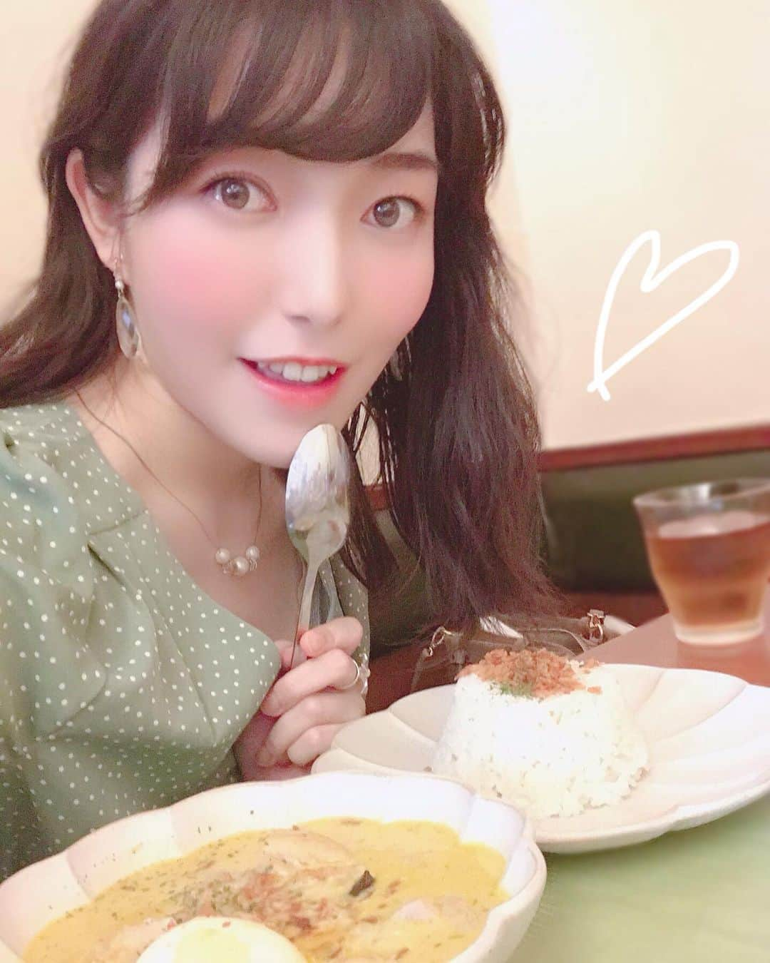 すずきあすかさんのインスタグラム写真 - (すずきあすかInstagram)「キッチン富ヶ谷さんへカレーを食べに行ってきたよ🍛 りおちゃん @hasekura_rio とは3月ぶりの再会！ . . 私は黄色いインドネシアカレーにしたよ♪ ココナッツ風味のカレーがすっごくおいしいの🍛 本場インドネシアの方が作ってるからめちゃくちゃ本格的なスープカレーなんだよ🇮🇩 . チキンカレーは生姜がたっぷりで爽やかさもあるから夏にもおすすめ🙆‍♀️ カツカレーにすると揚げたてジューシーなお肉と相性抜群だよ✨ 他にも黒カレーっていうスープカレーは香辛料で深い味わいで、お肉もやわらかくて最高なの❤️ . どのカレーもめちゃくちゃ美味しいから全制覇がおすすめ！笑 . テイクアウトもできるから気軽に行けるよ🥡 水曜日限定のラーメンと金曜日限定の和食も大人気だからまた違う日にも食べに行きたいな🎶 . . #キッチン富ヶ谷 #富ヶ谷 #代々木八幡 #代々木公園 #渋谷区 #カレー #カレーライス #カレー屋さん #インドネシアカレー #スープカレー #テイクアウト #黒カレー #カツカレー #コーラ #ランチ #ランチ女子会 #女子会 #チキンカレー #ココナッツカレー #本格カレー #カレーランチ #自撮り #自撮り女子 #女子 #selfie #girlsselfie #グルメ #グルメな人と繋がりたい #グルメ好きさんと繋がりたい #あすにゃんグルメ」7月29日 21時03分 - suzukiasukadesu