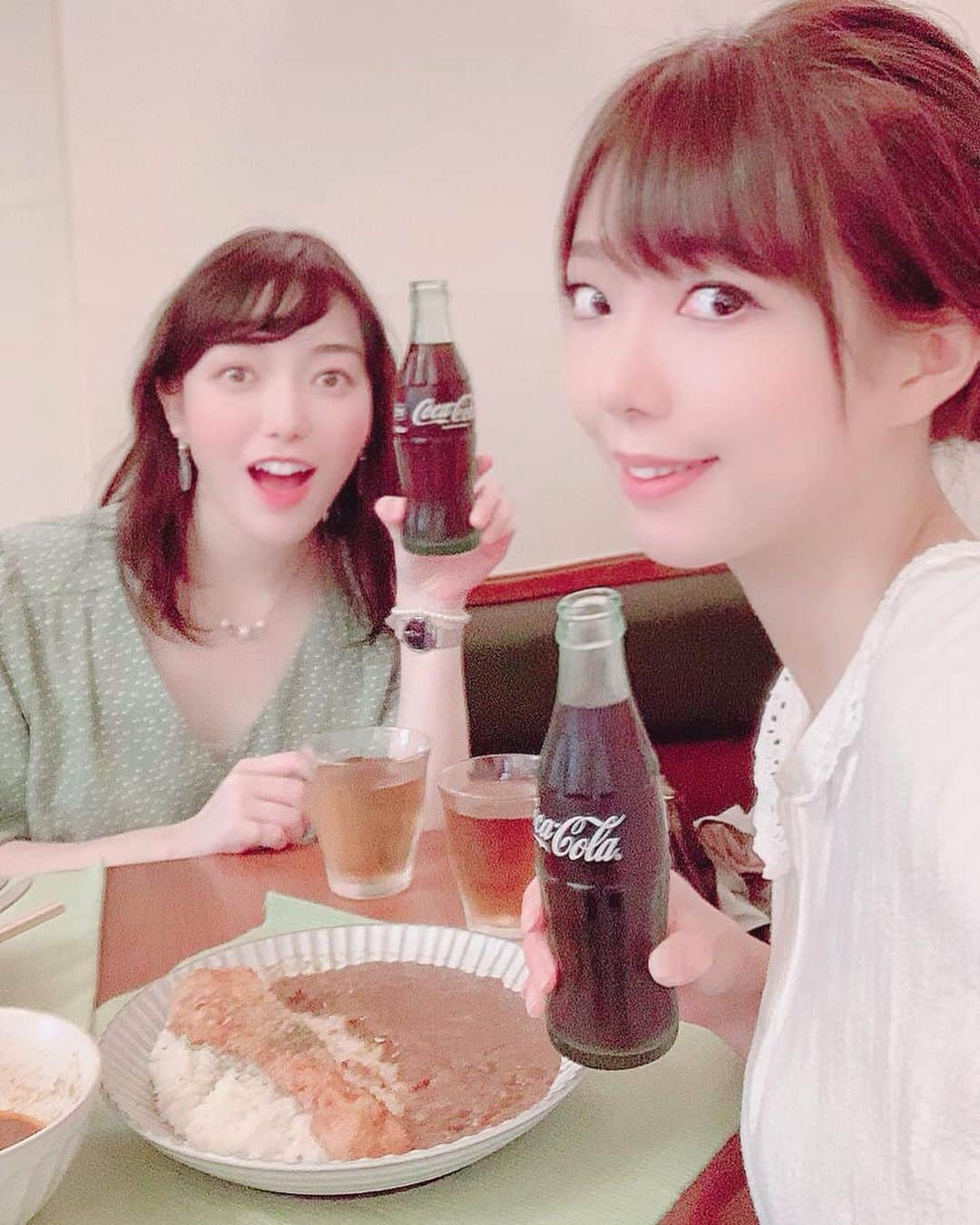 すずきあすかさんのインスタグラム写真 - (すずきあすかInstagram)「キッチン富ヶ谷さんへカレーを食べに行ってきたよ🍛 りおちゃん @hasekura_rio とは3月ぶりの再会！ . . 私は黄色いインドネシアカレーにしたよ♪ ココナッツ風味のカレーがすっごくおいしいの🍛 本場インドネシアの方が作ってるからめちゃくちゃ本格的なスープカレーなんだよ🇮🇩 . チキンカレーは生姜がたっぷりで爽やかさもあるから夏にもおすすめ🙆‍♀️ カツカレーにすると揚げたてジューシーなお肉と相性抜群だよ✨ 他にも黒カレーっていうスープカレーは香辛料で深い味わいで、お肉もやわらかくて最高なの❤️ . どのカレーもめちゃくちゃ美味しいから全制覇がおすすめ！笑 . テイクアウトもできるから気軽に行けるよ🥡 水曜日限定のラーメンと金曜日限定の和食も大人気だからまた違う日にも食べに行きたいな🎶 . . #キッチン富ヶ谷 #富ヶ谷 #代々木八幡 #代々木公園 #渋谷区 #カレー #カレーライス #カレー屋さん #インドネシアカレー #スープカレー #テイクアウト #黒カレー #カツカレー #コーラ #ランチ #ランチ女子会 #女子会 #チキンカレー #ココナッツカレー #本格カレー #カレーランチ #自撮り #自撮り女子 #女子 #selfie #girlsselfie #グルメ #グルメな人と繋がりたい #グルメ好きさんと繋がりたい #あすにゃんグルメ」7月29日 21時03分 - suzukiasukadesu