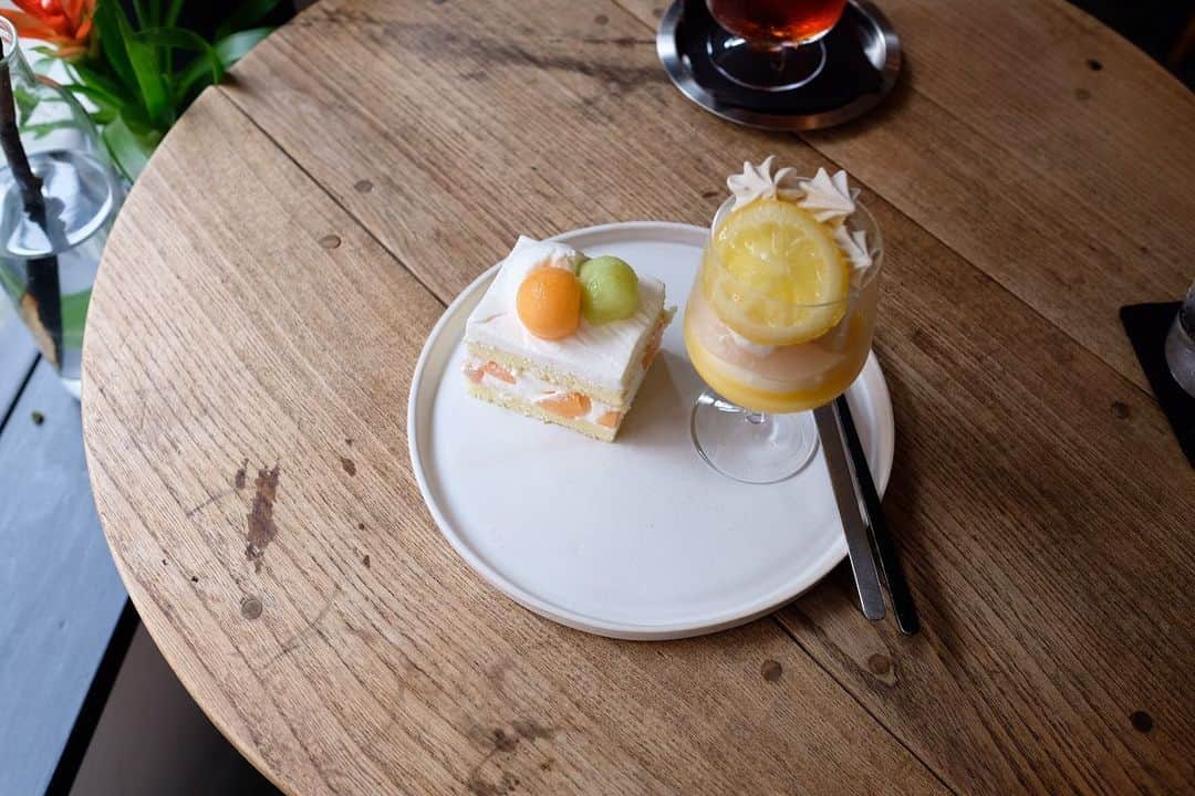 maggydaisyのインスタグラム：「_  初めてのメロン🍈とレモン🍋 梅雨の鬱陶しさも吹き飛ぶ爽やかさ  持ち帰った桃のタルトとブルーベリーのタルト、 丁寧に保冷剤を入れてくれたので崩れる事なく 美味しいと喜んでいたからよかった。  #たべものと日用品wao」