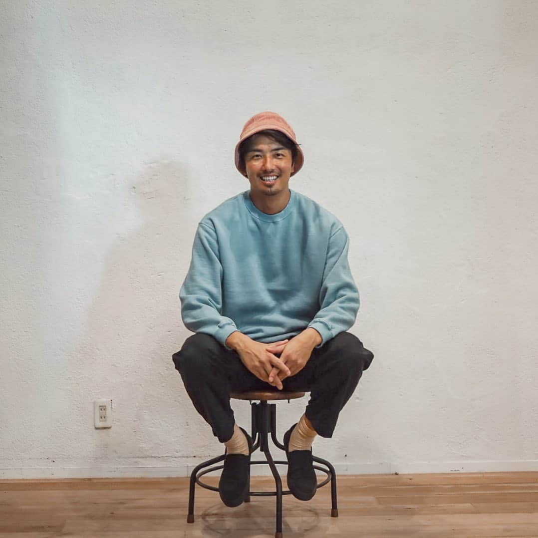 萩原章太のインスタグラム：「ピンクと水色とイエローでオールドサーファー系で🏄🏽✨　 @editclothing_official 撮影！ ドールチェ&ガッバーナみたいな写真になっちゃった😂 #editclothing#shooting#urban#oldsurfer #香水」