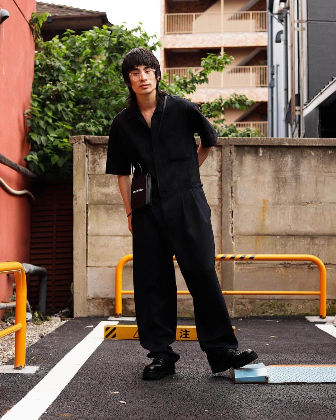Droptokyoさんのインスタグラム写真 - (DroptokyoInstagram)「TOKYO STREET STYLE⁣⁣ ⁣⁣ Name: @t_san___⁣ Occupation: Model (@model_agency_friday)⁣ Jump Suit: #AURALEE⁣ Bag: #BALENCIAGA⁣ Shoes: #SACHAGARE⁣ Eyewear: #Vintage⁣ #streetstyle#droptokyo#tokyo#japan#streetscene#streetfashion#streetwear#streetculture#fashion#ストリートファッション#コーディネート#tokyofashion#japanfashion⁣⁣⁣⁣ Photography: @yuri_horie_」7月29日 21時00分 - drop_tokyo