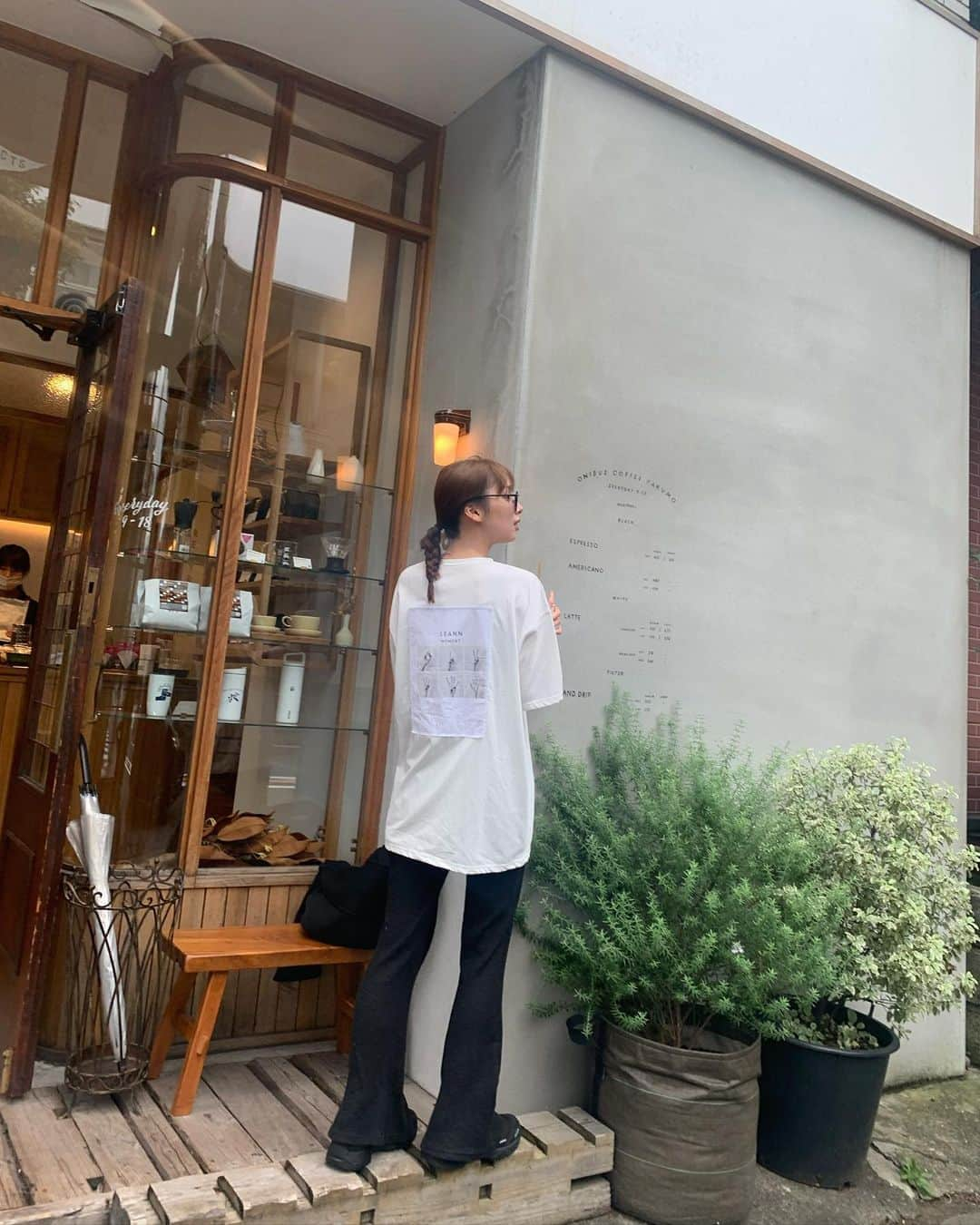 谷川菜奈さんのインスタグラム写真 - (谷川菜奈Instagram)「153cmコーデ👧🏻🖤 昨日も今日もこのTシャツ😂 お気に入りなのだ😚 再入荷したけど、残りわずかなので 早めにチェックしてね！ 私が着てるのは両方Sサイズ！✌︎ @leannofficial  #LEANN#LEANNmoment #153cmコーデ#低身長コーデ」7月29日 21時00分 - pechi.130