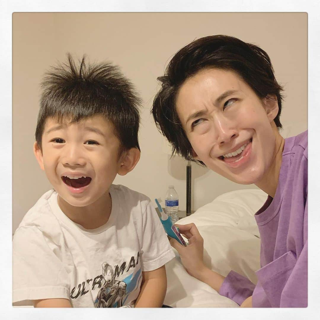 小堀ケネスのインスタグラム：「Good Night!😊  おやすみなさ〜い。😴  #notdrunk #littledean #mommy #goodnight #鬼ママ　#ディーン君　#おやすみ  @mariakamiyama」