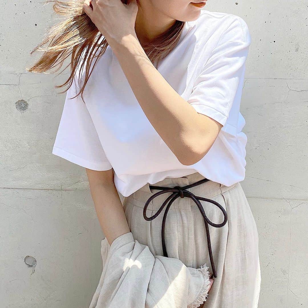 のインスタグラム：「夏休み前の娘の学校の面談の日程が近づき、受験のこともお話するはずなので家族で進路会議😌 自分のやりたいことを見据えて進んでほしいな🏃‍♀️ . 久々の晴れ間で暑かったので、 接触冷感のteeを👚 tops... @merci__jp  pants... @etretokyo  接触冷感のteeは、洋服の生産の中で使われる水の量を従来より少なくて済む染色方法で生産しています🌿🌎 . #サスティナブル#サスティナブルファッション #etretokyo #etre #エトレトウキョウ」