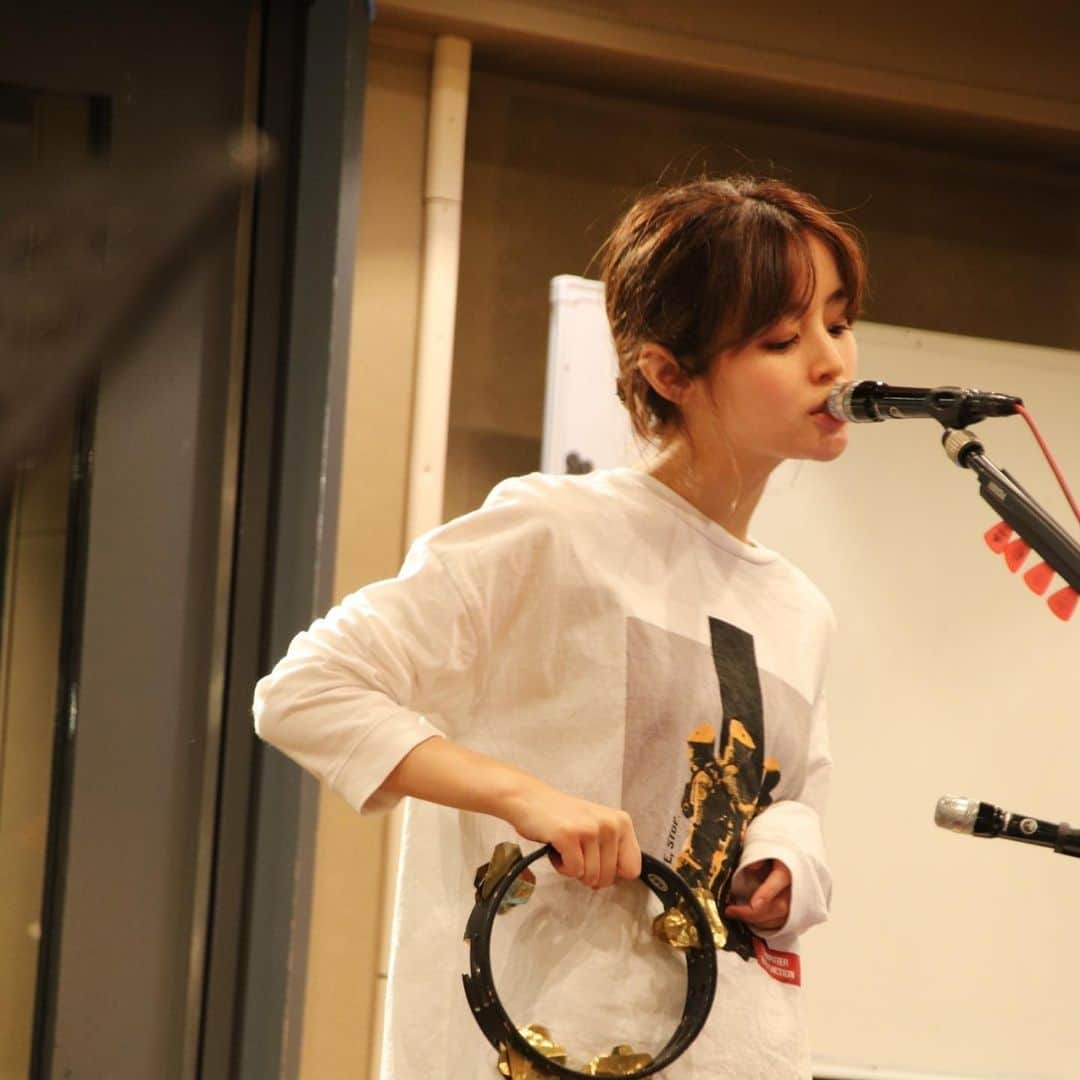 藤原さくらさんのインスタグラム写真 - (藤原さくらInstagram)「きょうは8/9(日)の 配信音楽会のリハでした🙋‍♀️  とっても良いです！ 自分で言っちゃう。 目撃してほしい。君に  もちろん新曲もやるので 最近の曲も復習しておいてね😚  チケット発売中なのでぜひ〜  8/9(日) 時間▶︎14:00〜 開始予定 場所▶︎それぞれ 料金▶︎¥2500  くわしくはオフィシャルサイトで。  ひさびさにガッツリと 連日歌ったからつかれた！！！  今日はゆっくり眠れそうです みなさんも1日おつかれでしたー」7月29日 21時05分 - mammothsakura