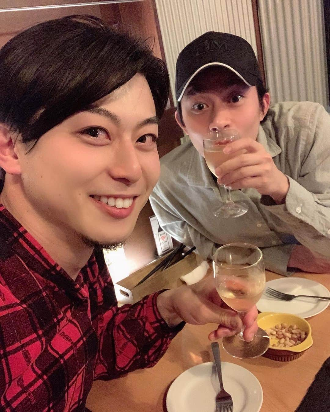 上田悠介さんのインスタグラム写真 - (上田悠介Instagram)「ワイン飲み放題のビストロに行った時だなあ。 しこたま飲んで明日への活力にしたのが懐かしい。笑  #舞台俳優 #舞台役者 #アニメ #ミュージカル #actor #japan #japanese #handsome #japanesehandsome #followme #tokyo #smile #instafollow #懐かしい写真 #ダイヤのA #ダイステ #高橋良輔 #上田悠介 ＃伊佐敷純 #結城哲也 #ワイン #ビストロ」7月29日 21時06分 - yskued0402