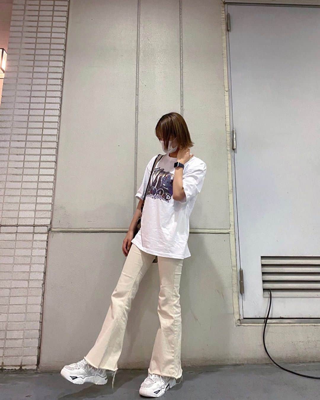 のインスタグラム：「白！﻿ ﻿ ﻿ ﻿ #pivotdoor #Bershka」