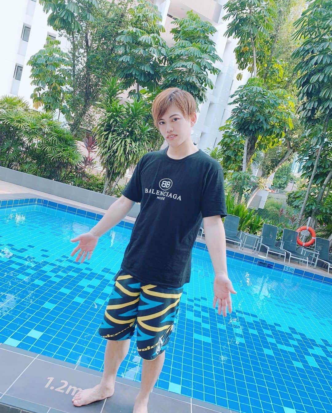 YASTIN さんのインスタグラム写真 - (YASTIN Instagram)「夏だ！プールだ！今年は無理だ！笑 ・ ・ ・ #バレンシアガ #balenciaga  #summer #海外行きたい」7月29日 21時11分 - yastin0109