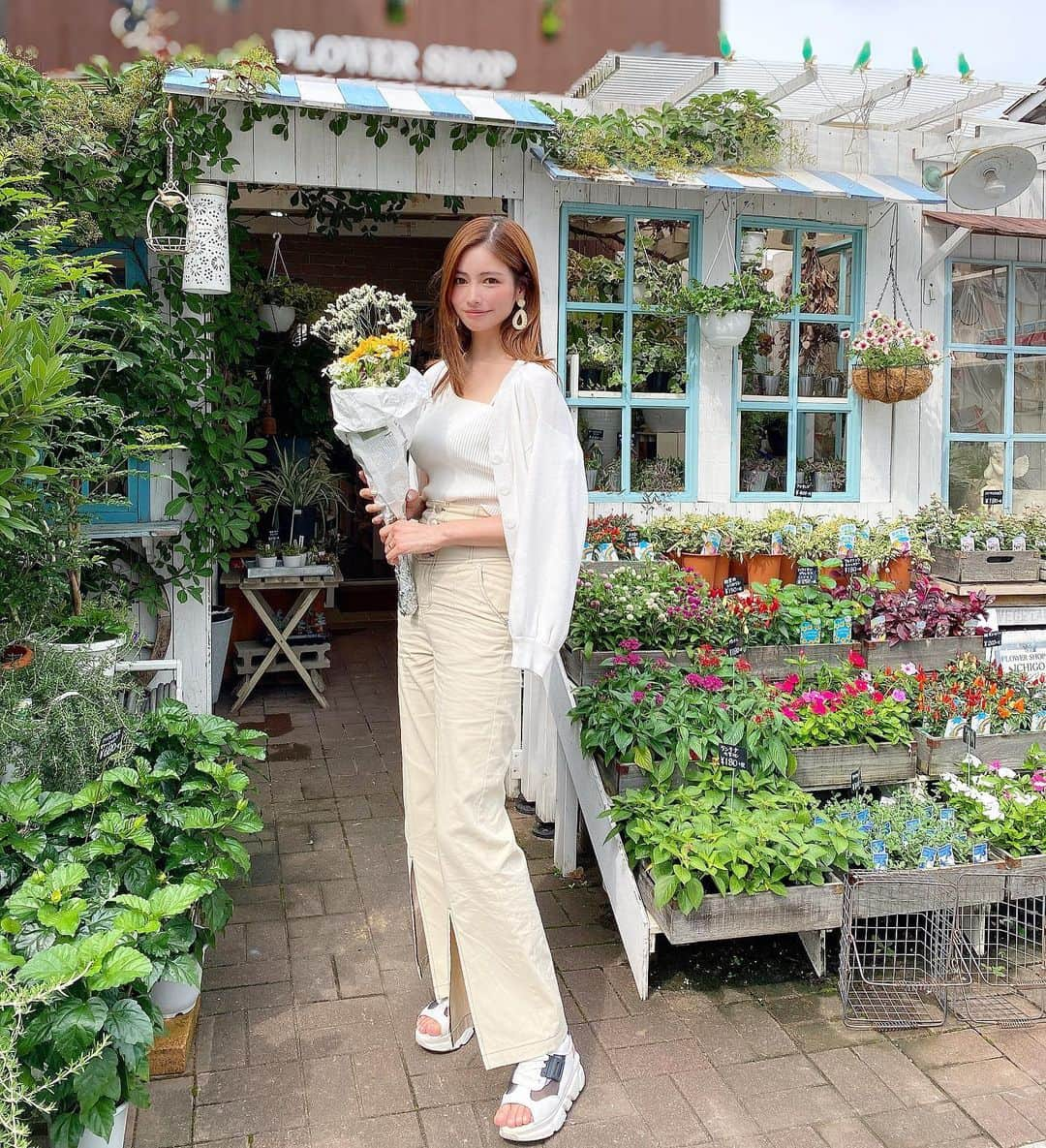 得あゆさんのインスタグラム写真 - (得あゆInstagram)「この前お花買いに行った時🌼 お花はやっぱり生花が好き。 毎週の楽しみになってきてるよ💭 #おうち時間の癒し ・ pants : @envym_official  tops : @emoda_official ・ ・ ・ ・ ・ ・ ・ ・ #ホワイトコーデ#パンツ#カジュアルコーデ#プチプラコーデ#お花のある暮らし#花束#お花屋さん#花言葉#コスメ#女子力#オリジナル#大人可愛い#大人コーデ#夏コーデ#コーディネート#カーディガン#スニーカー#ひまわり#向日葵#お花#シンプルな暮らし#おうちカフェ#ステイホーム#おうち時間#インスタ映え#カメラ女子#sandal#whiteflowers#himawari」7月29日 21時22分 - tokuayu819