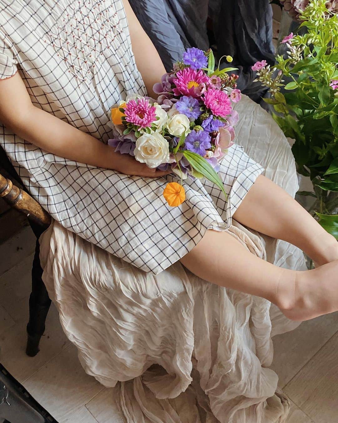 目見田早弥子のインスタグラム：「🌼 レッスンが終わったら恒例の、 娘とその日のアレンジメントや マロンの可愛いお花たちとの撮影会😂💓 このアレンジメントは 飾られてた先生のお手本作品。 ハート型でとっても可愛かったです♡」