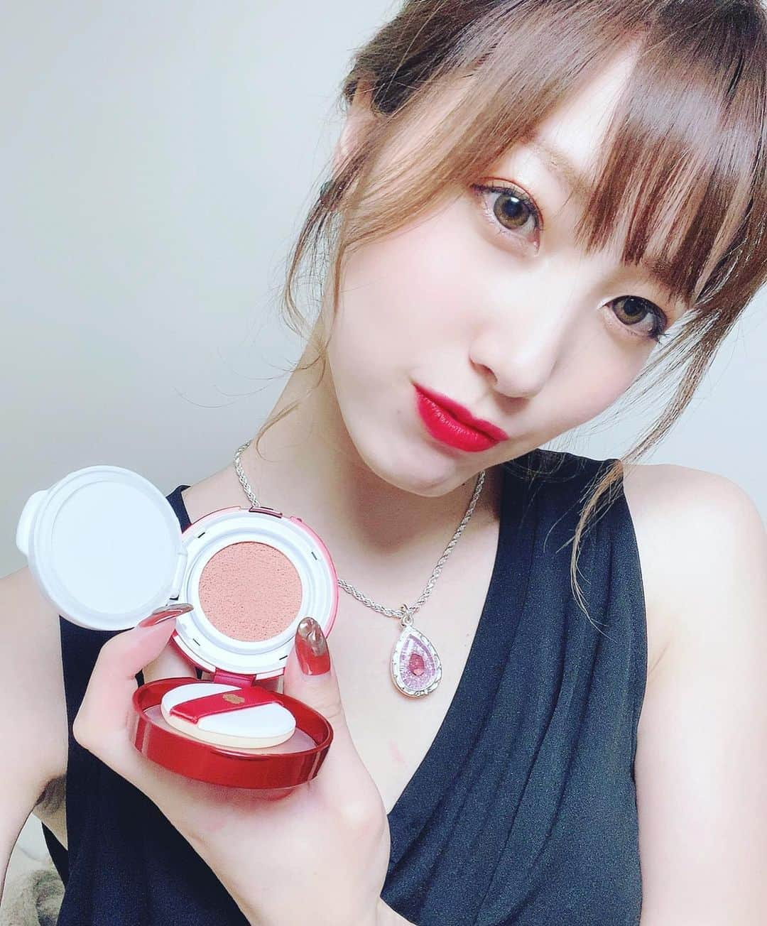 Rey（レイ）のインスタグラム：「クッションチーク使ってみたよ💄 ＜Aluceluce(アルーチェルーチェ) クッションチーク🌸ローズピンク＞ . クッションタイプのチークは 初めてなんだけど発色なめらかで ほんのりピンク色になるのが可愛い💕 重ね付けで色味調整が簡単で 濃くなりすぎないのも良い感じ◎ . コラーゲン、ヒアルロン酸、セラミドなどの 美容液成分を約80％配合◎ ツヤ感チークだからリキッド・クッション・パウダー どのファンデーションでも透明感ある仕上がりになるよ✨ チークだけはツヤがあると立体感が出るからオススメ❤︎ ほんのりローズの香りがするから メイク中はいい香りに包まれて幸せ☺️🌹 . @ginzastefany . #美女クッション #ginzastefany  #クッションチーク #aluceluce #pr #透明感メイク  #チーク #cheek #ほんのりピンク #ピンク  #華やか #ツヤ感メイク #ツヤ感」