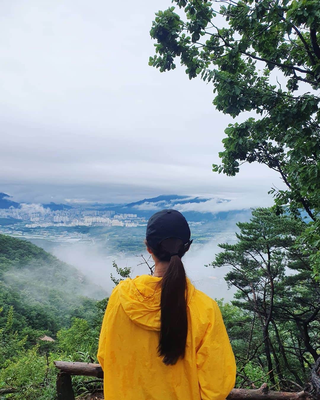 イ・シヨンさんのインスタグラム写真 - (イ・シヨンInstagram)「🌿 1.여기서 10분은 바라본듯😍 2.오늘도 함께해준@ililil0606 고마워.주차하고 백화암가는길 3.백화암근처 계곡길🌊 4.펭귄바위(불곡산은 바위가 참많다.#펭귄바위#악어바위#공기돌바위#복주머니바위#물개바위#엄마가슴바위 담에는 #불곡산#바위투어 가야지😊🗿) 5.이미주인없는집이지만 비와서 멋진 거미줄🕸🕷 6.저기가바로 내맘대로 포토스팟📸 7.물개바위 8.#백화암 약수터? 9.우오오하면서 펭귄바위찍는듯 10.100점불곡산이었음💯」7月29日 21時30分 - leesiyoung38