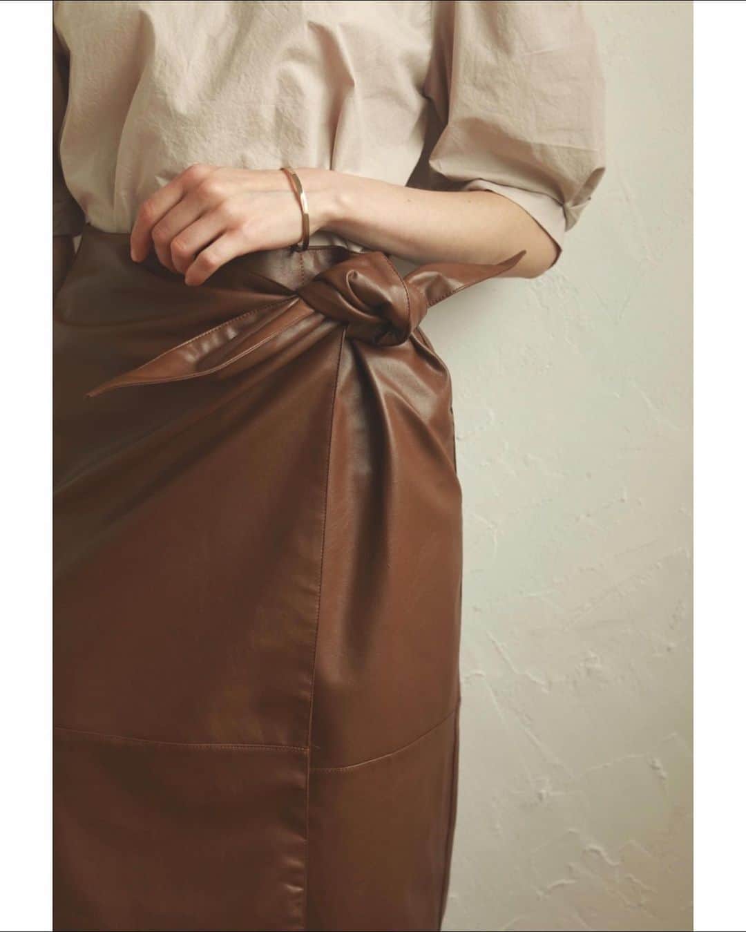 ACYMさんのインスタグラム写真 - (ACYMInstagram)「#preorder ✔︎Half sleeve volume ブラウス (WHT,BEG) . #8月商品 ✔︎Eco lether ribbon スカート (BRN) . . coming soonページより入荷リクエスト受付中！ 画像をTAPして詳細をCHECK✈︎ . #ACYM #ootd #outfit #coordinate #instagood #instalike #2020AW #fashion #japan #tokyo #ブラウス #レザースカート」7月29日 21時30分 - acym_official