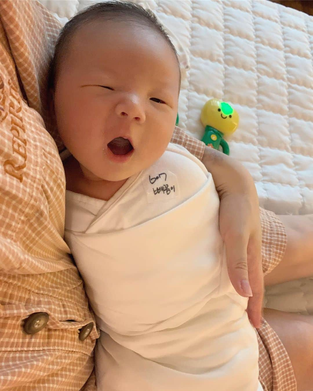 カン・ヘヨンさんのインスタグラム写真 - (カン・ヘヨンInstagram)「생후 8일째 빼꼼이👶🏻💛 생글생글 스마일😆 이모들 몰랐쬬? 저 쌍커풀도 있어용 살에 파묻혀서 안보일뿌니에오 발도 짱커오!!!🐾 그치만 저도 #쥐띠 #신생아 맞아오오오🤣🐭  오빠가 빼꼼이 옆에 누워있는 애기 보면서 “옆에 저 애기는 진짜 애기다” 라고 하는데 오빸ㅋㅋㅋㅋㅋ??우리 빼꼼이도 진짜 애기야😭😭😭ㅋㅋㅋㅋㅋㅋㅋ심지어 빼꼼이보다 일찍 태어난 애기인뎨....ㅋㅋㅋㅋ흐 귀여워 미치겠오 진짜......」7月29日 21時25分 - mangdoo_noona