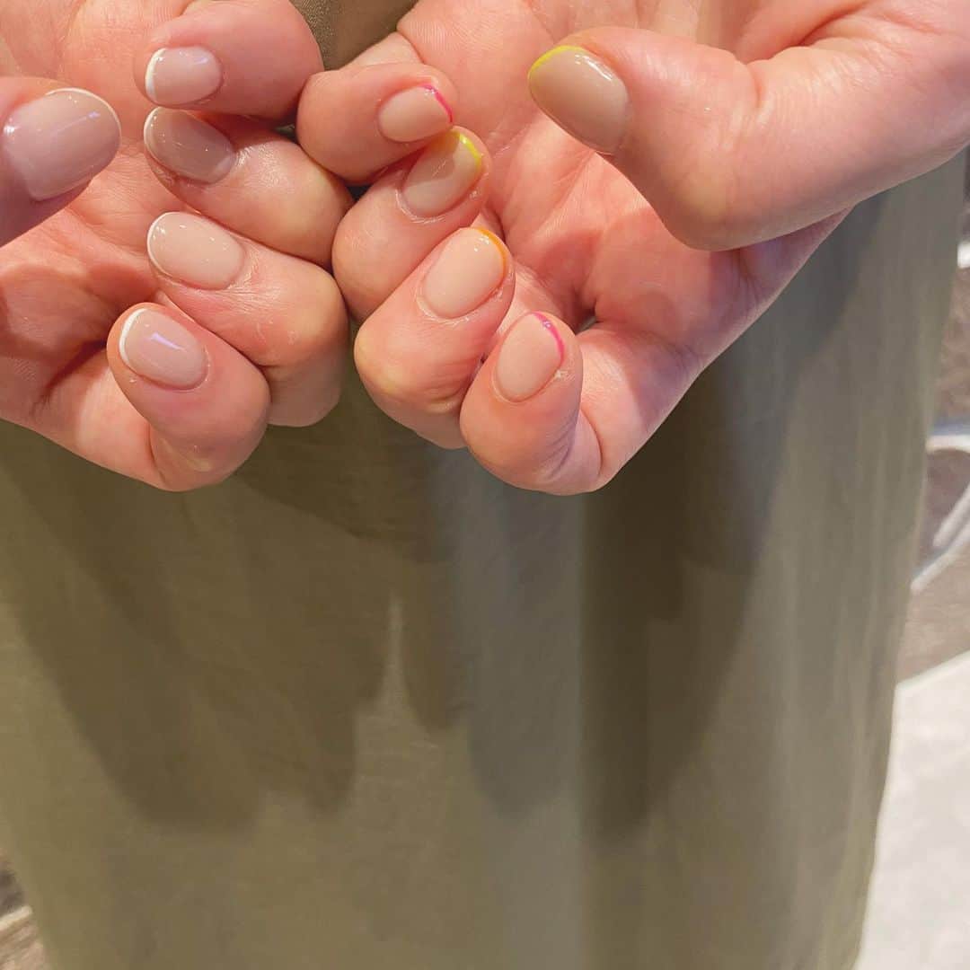 黒田りささんのインスタグラム写真 - (黒田りさInstagram)「💅 . あたらしいネイルは スキニーフレンチ…！ . 見ての通り、 "昨日絵具で遊んだろー？ 爪の中とれとらんよ" . って言われんばかりの ほっそーいフレンチなんだ🙈🤍 . 右手はシンプル白で 左手は蛍光色…！ . おちゃめ〜🥺💛💛 . . 🌳@merenature_tenjin  . . #ネイル#ネイルデザイン#フレンチネイル#スキニーフレンチ#細ラインネイル#蛍光ネイル#ニュアンスネイル#福岡ネイルサロン#メルナチュール」7月29日 21時27分 - kurorisa_14