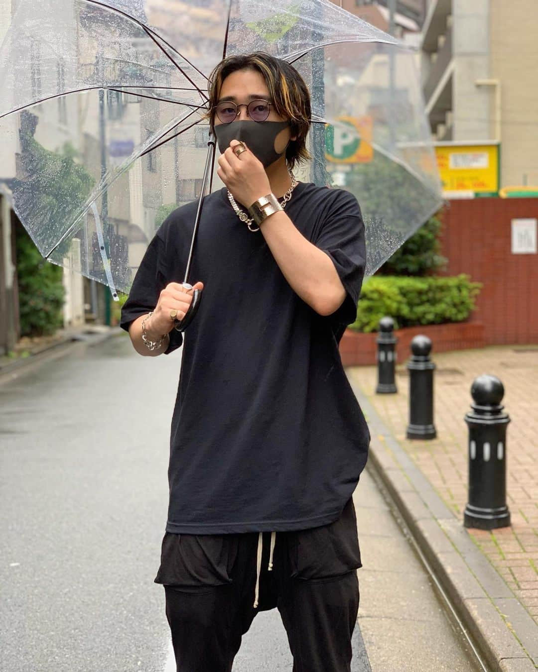 なかむのインスタグラム：「雨ばっかりですね。 家がビニール傘屋さんになりそうです。  #options #rickowens #drkshdw #hermes #margiela #nehera」