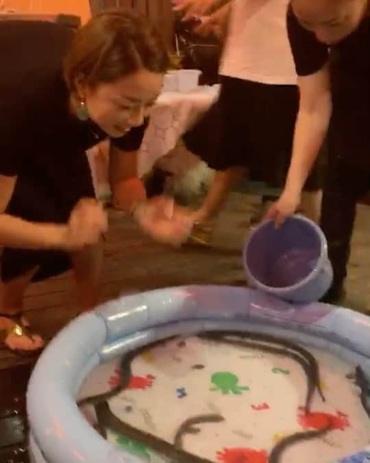 原江里菜 のインスタグラム：「今年はこんなふうに夏満喫できないから、いつかの夏を思い出そう。 楽しかったなー！！ #ゴルフ場と家の往復を癒してくれるのは #楽しかった夏の思い出と #愛しの姪っ子の動画 #アンパンマンミュージアムは姪っ子にとって夢の国 #皆さんは去年どんな夏を過ごしましたか #初めての鰻の掴み取り #これは夏の風物詩と言えるのか #このあとみきさんはさらっと掴んでました #わたしは女子だからできないの #そういえば @ladygo.golf の子供の頃の写真見ていただけましたか #あの頃から笑い方が変わらないのでバレバレでした笑 #さあ明日もあの笑顔を忘れずがんばります」