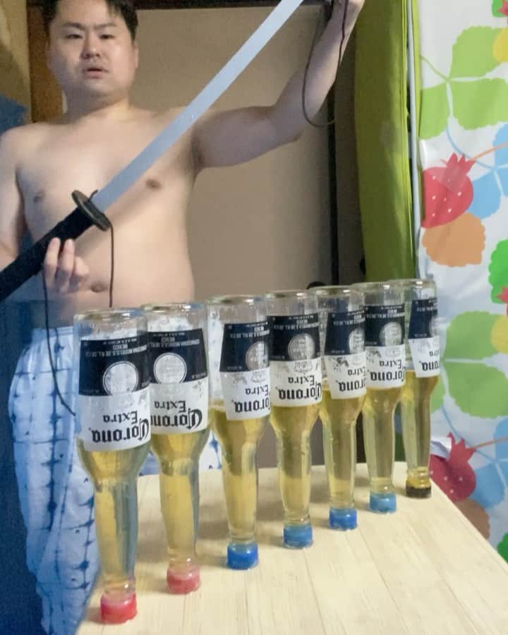 のインスタグラム：「【Corona beer challenge with a sword equipped on a part of the body】 #かわいい #kawaii #coronabeer #trickshot #sword #cool #skills #equipment #mad #power #specialswordskill」