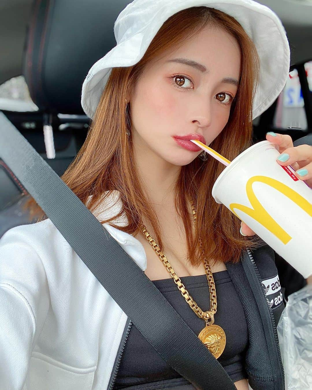 得あゆさんのインスタグラム写真 - (得あゆInstagram)「ドライブスルーでちょいマック〜🎶🍟 ストロベリーシェイク好き🍓 ・ ちゅるちゅるなのは プロデュースしたリップ💋💄 ほんまに使ってくれた子達の反応が良すぎて 涙出るくらい嬉しい〜😭😭😭😭😭❤️ @bbsis_official  ・ ・ ・ ・ ・ ・ ・ ・ ・ ・ #ドライブスルーでちょいマック#ドライブスルー#ドライブ#マック#マクドナルド#ジャンクフード#シェイク#ストロベリー#食べ歩き#お出かけ#おうち時間#スポーティー#自撮り#ネックレス#バケットハット#インスタ映え#カメラ女子#ダイエット#ランチ#お昼ごはん#デブ活#lunch#kappa#versace#selfie#drive#mcdonalds#shake#junkfood#japanesegirl」7月29日 21時39分 - tokuayu819